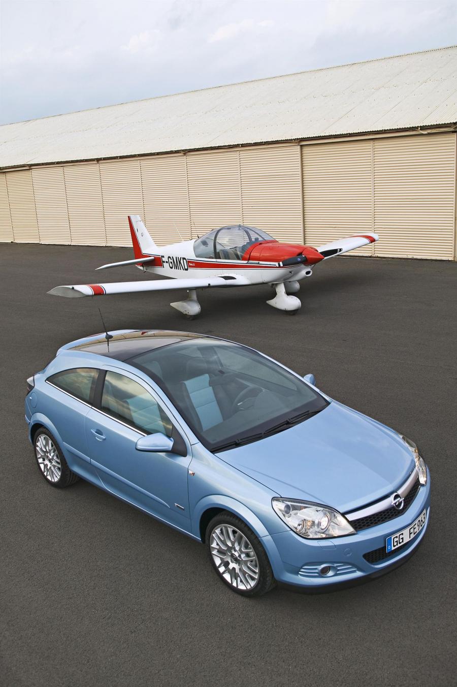  Opel Astra GTC 2005 года  (фото 71 из 212)